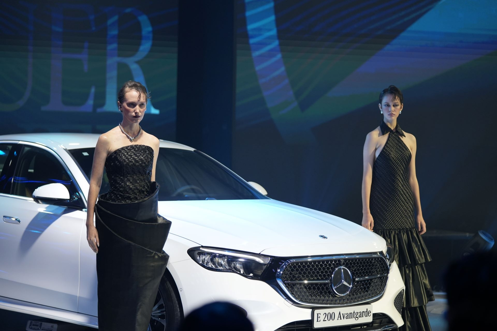 Mercedes-Benz E-Class thế hệ mới có tính năng lạ, cạnh tranh với BMW 5 Series