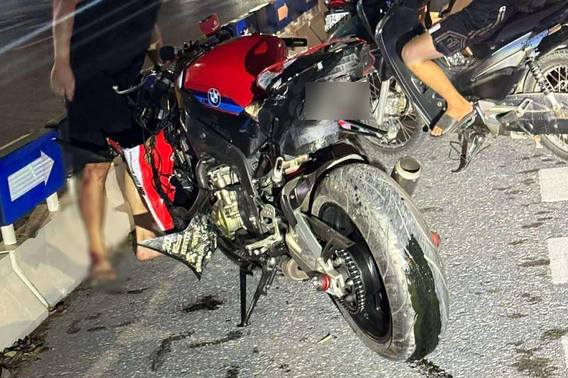 Mô tô phân khối lớn va chạm với xe máy ở Hà Nội, một người bị đứt lìa chân