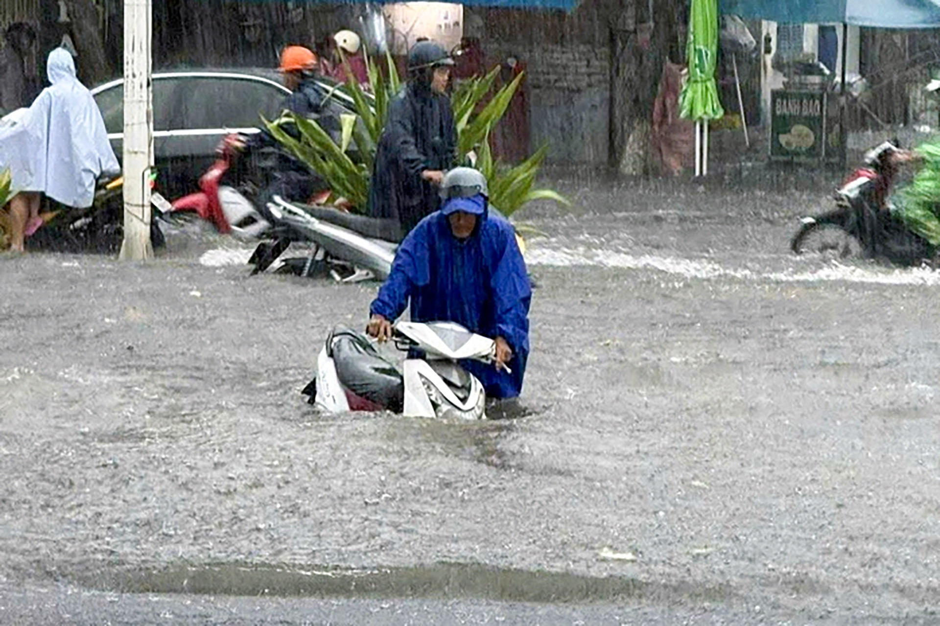 mua ngap Nha Trang 8.jpg