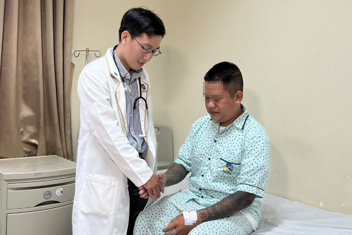 Người đàn ông 30 tuổi đột quỵ trên sân bóng