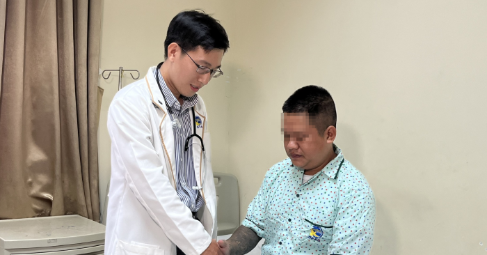 Người đàn ông 30 tuổi đột quỵ trên sân bóng