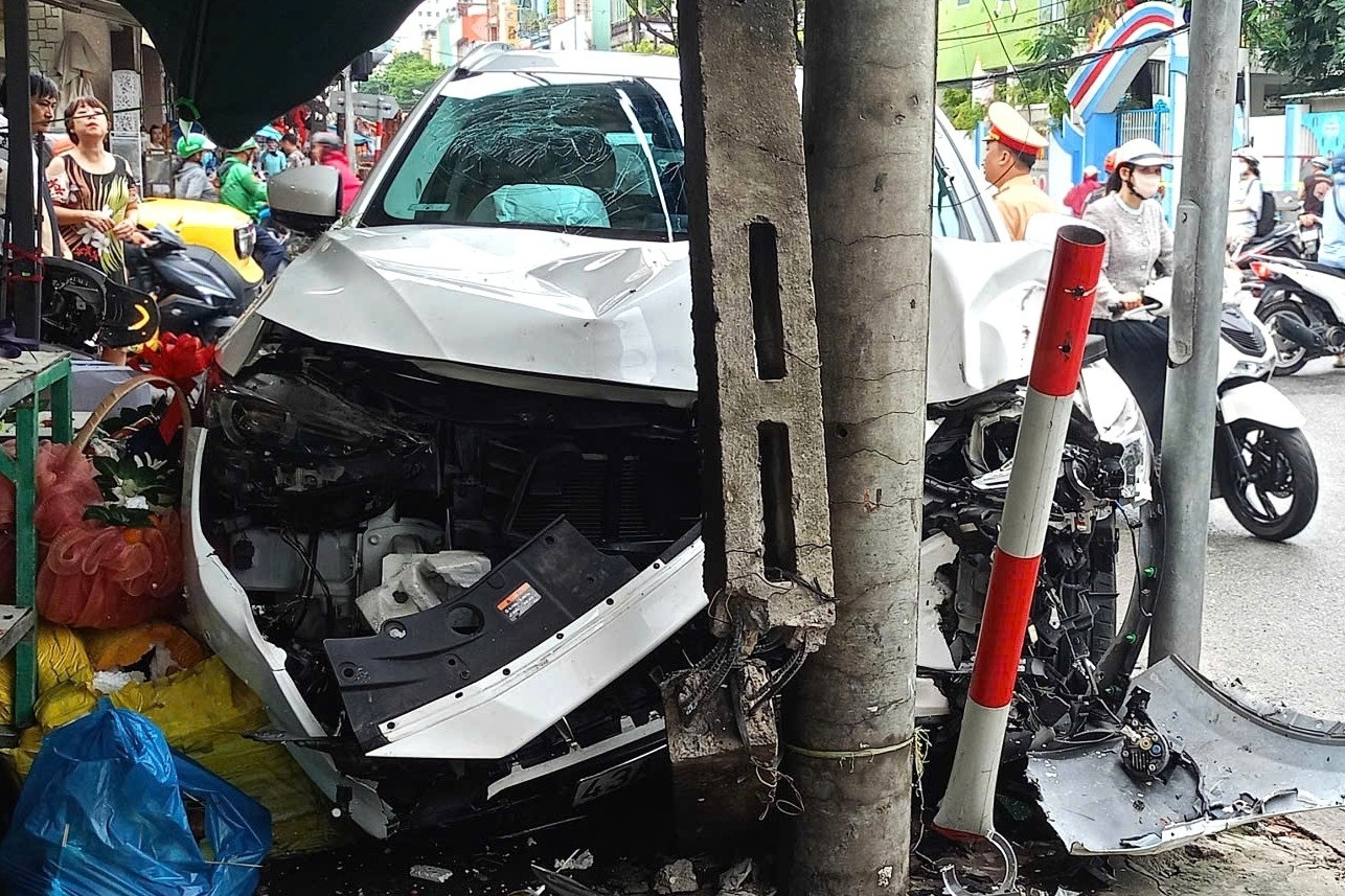 Nữ tài xế ô tô bất ngờ tăng tốc, tông xe máy văng lên sạp trái cây