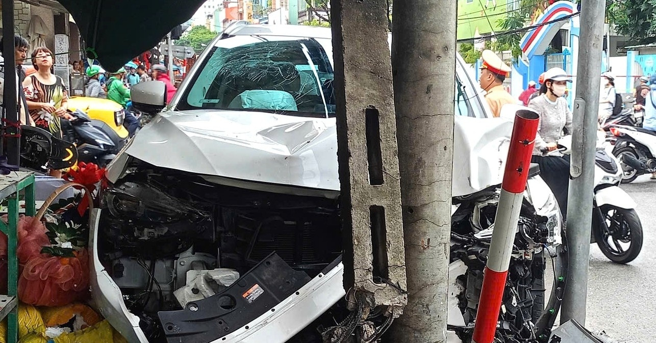 Nữ tài xế ô tô bất ngờ tăng tốc, tông xe máy văng lên sạp trái cây