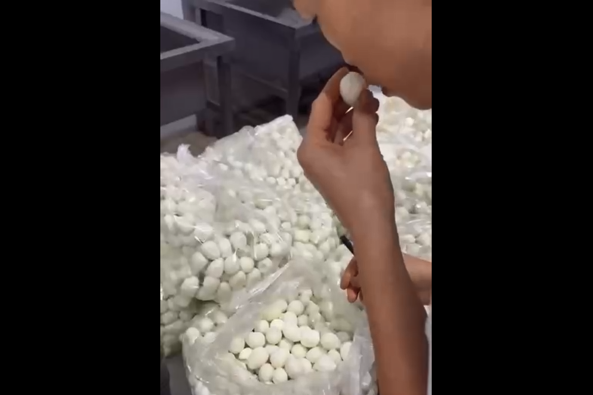 Phó Chủ tịch Hà Nội chỉ đạo làm rõ vụ thực phẩm vào trường học có mùi