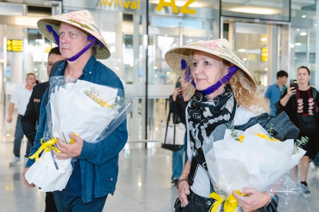 Secret Garden thích thú khi được tặng nón lá vẽ tay thủ công ở sân bay Việt Nam