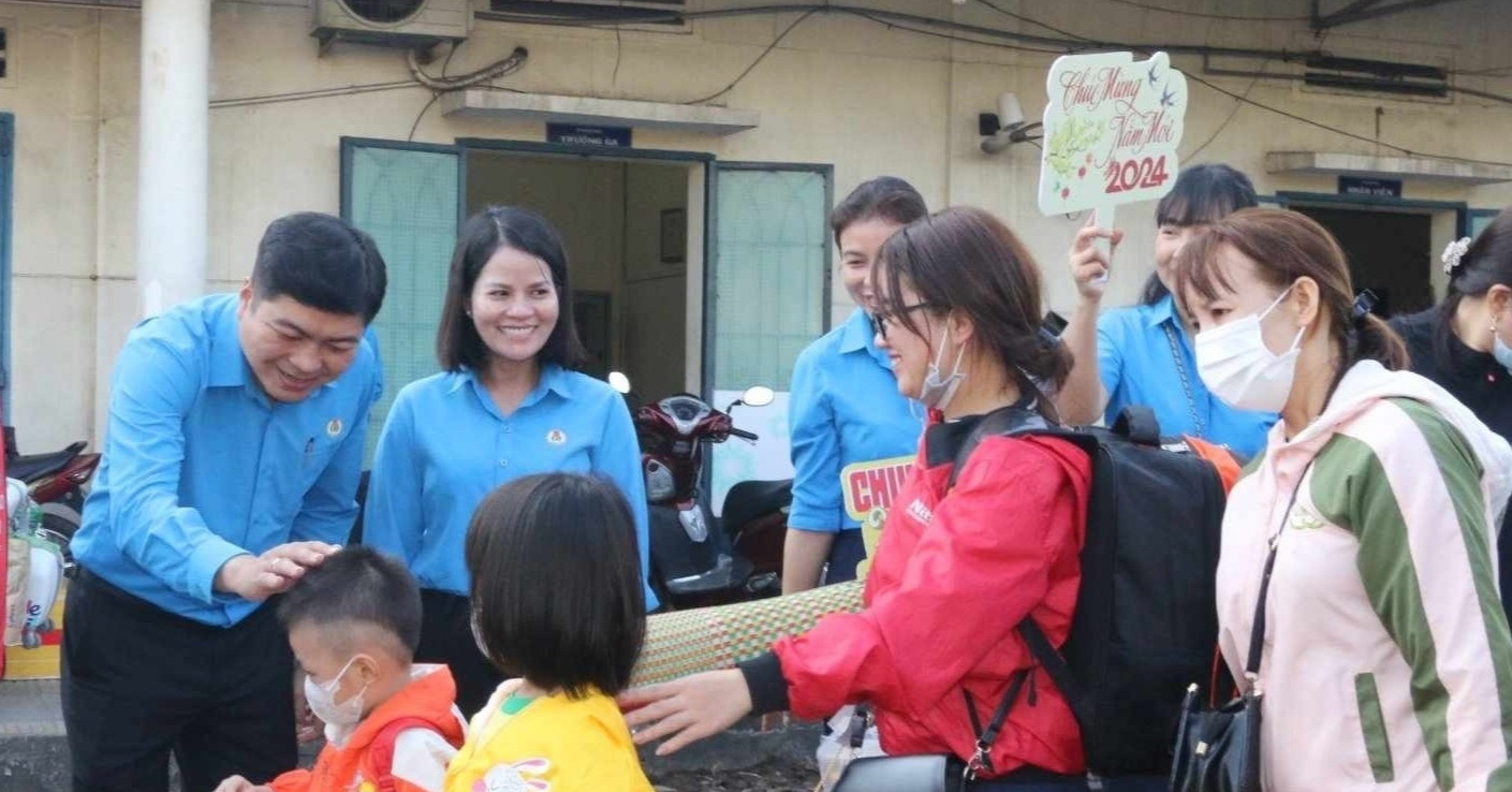 Tết 2026: Lao động khó khăn có thể được hỗ trợ suất quà 1,3 triệu đồng