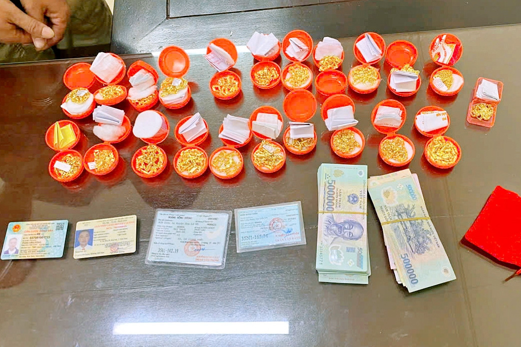 Thủ đoạn khó ngờ của nhóm nam giới hàng chục lần bán vàng giả cho tiệm vàng thật