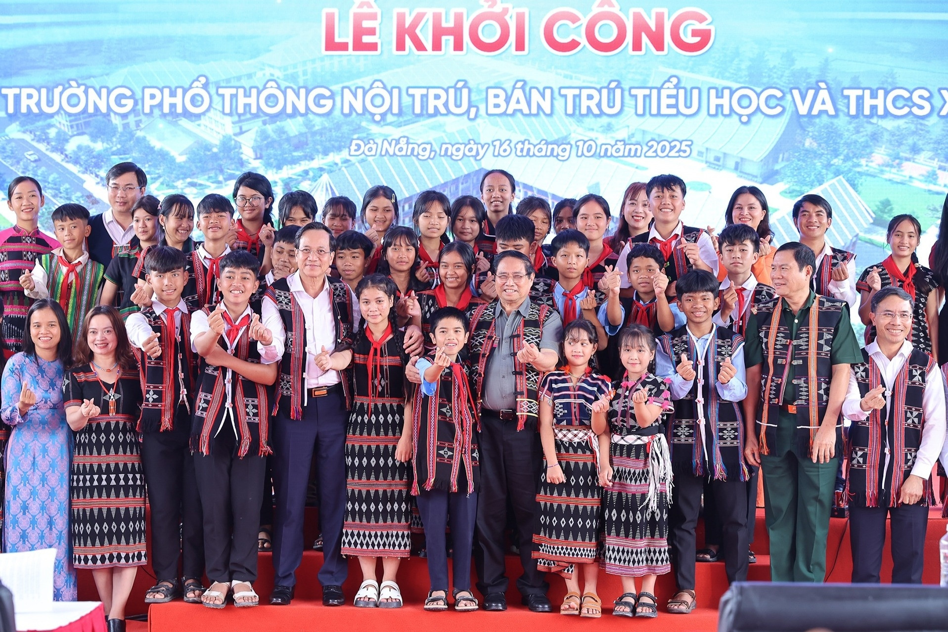 Thủ tướng Phạm Minh Chính dự khởi công trường nội trú liên cấp tại xã biên giới Tây Giang ở Đà Nẵng