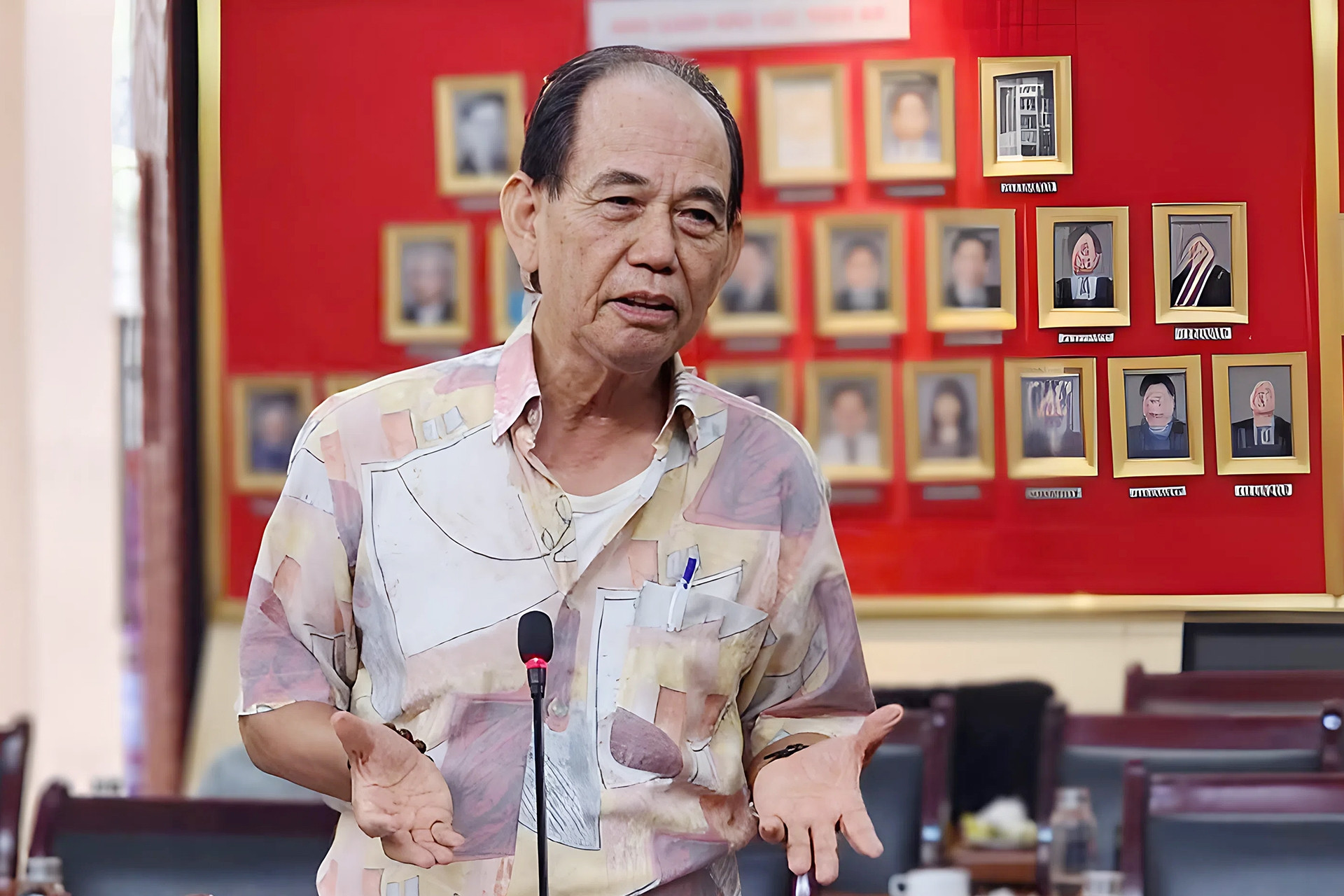 'Vì cuộc sống, viên chức mới phải đi làm thêm'