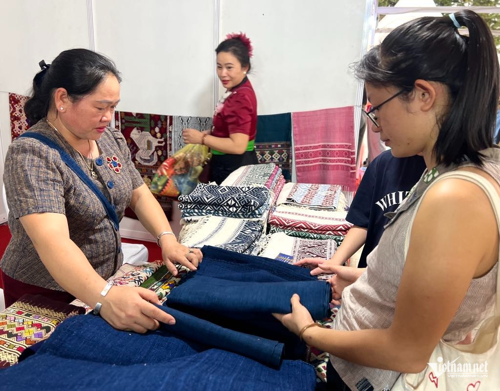 W-Ban hang tai hoi cho.jpg