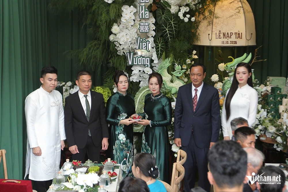 Gia đình hai bên trong lễ ăn hỏi của Đỗ Thị Hà