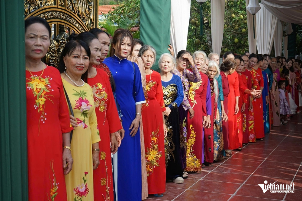 Đội ngũ bê tráp trong lễ ăn hỏi