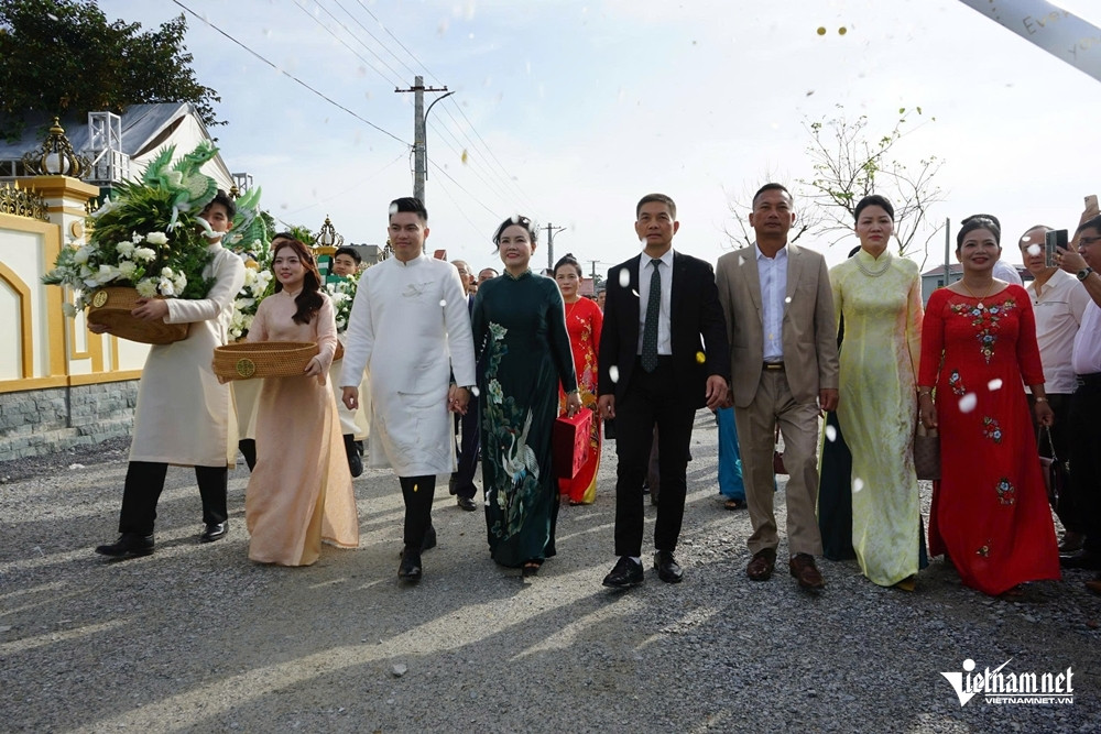 Đỗ Thị Hà và Nguyễn Viết Vương bên nhau trong lễ ăn hỏi