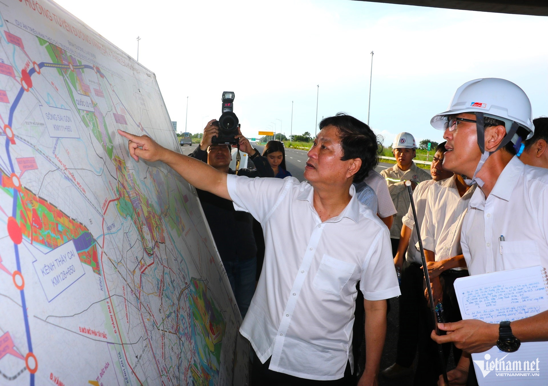 W-ông Võ Văn Minh, Phó Bí thư Thành ủy, Chủ tịch HĐND TPHCM khảo sát cao tốc biên hòa vũng tàu.JPG.jpg