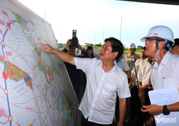 W-ông Võ Văn Minh, Phó Bí thư Thành ủy, Chủ tịch HĐND TPHCM khảo sát cao tốc biên hòa vũng tàu.JPG.jpg