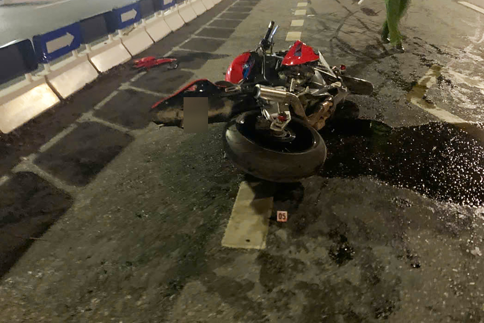 Hiện trường vụ tai nạn giao thông khiến một người bị đứt lìa chân ở Hà Nội