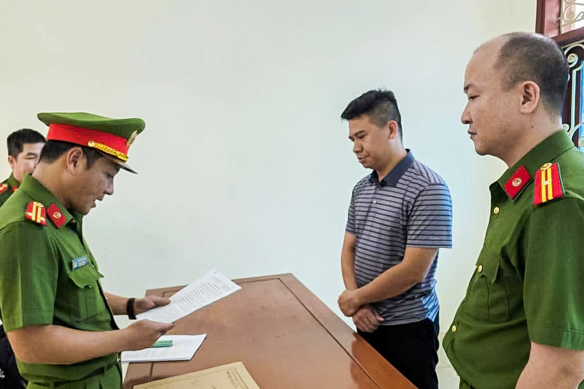 Bản tin cuối ngày 17/10: Bắt cán bộ địa chính ở Ninh Bình chiếm đoạt 2,7 tỷ đồng