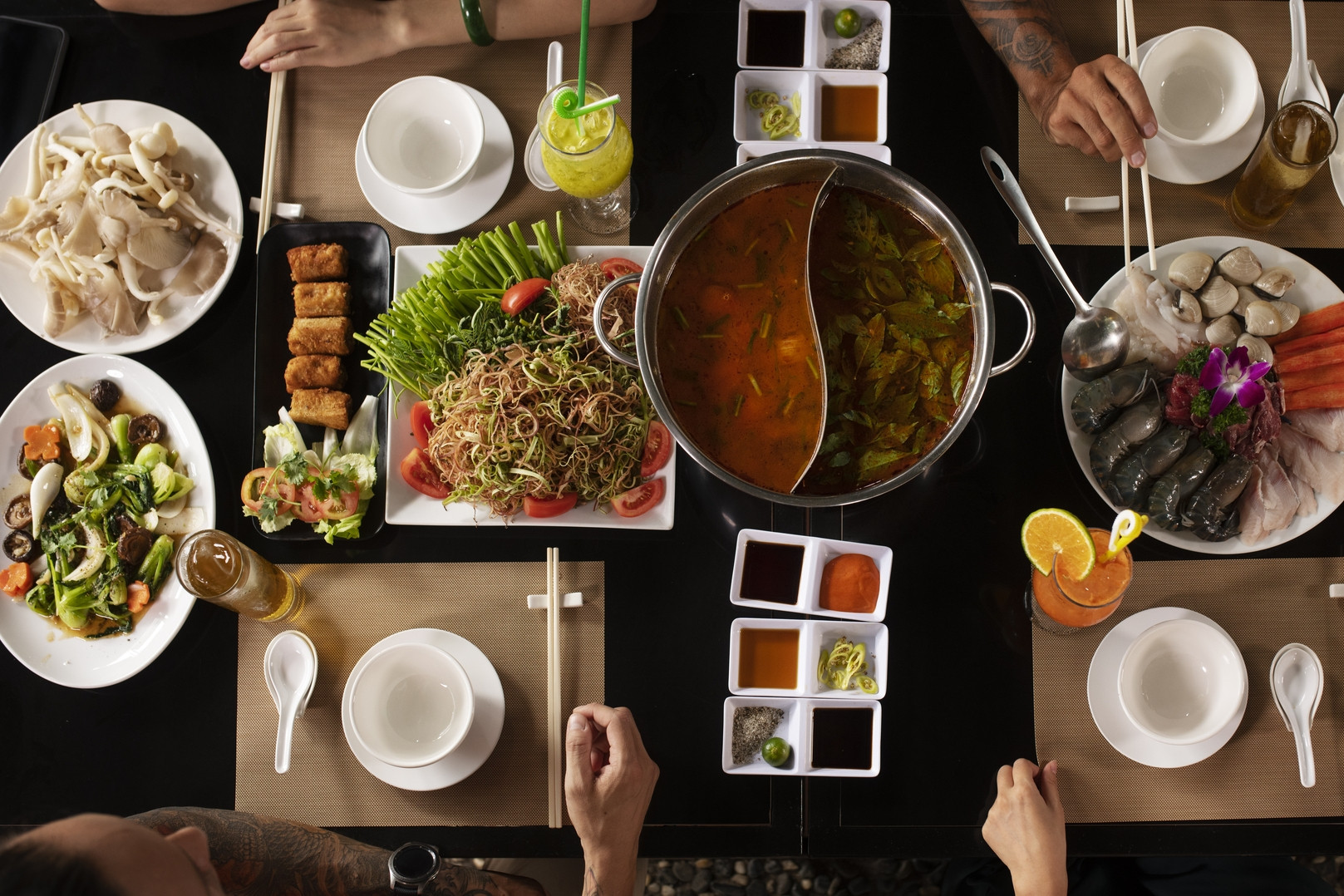 Sau bữa tối mừng 20/10, cô gái bật khóc vì bức ảnh mẹ bạn trai đăng mạng