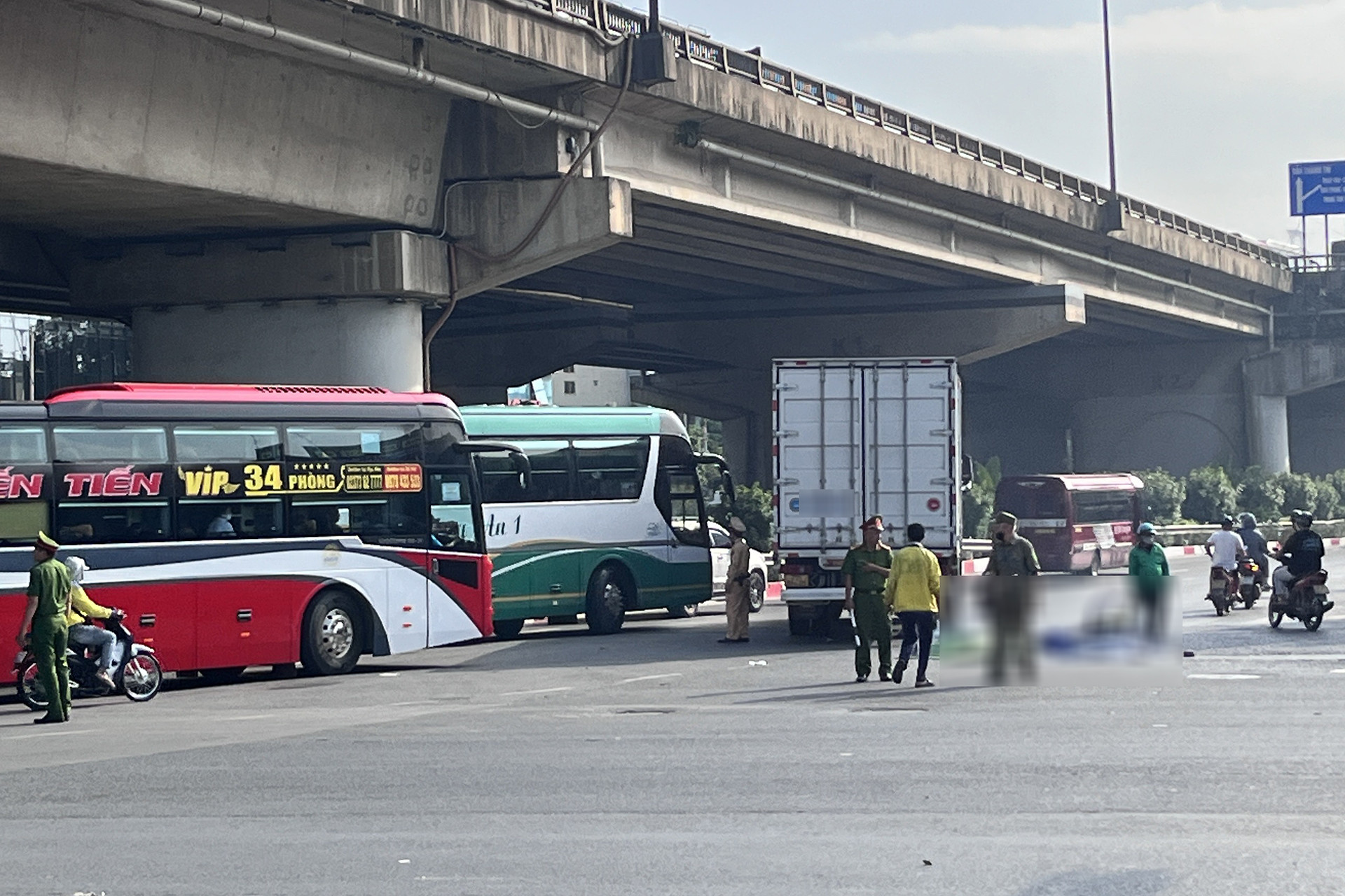 Va chạm với ô tô tải ở Hà Nội, nữ sinh lớp 9 tử vong