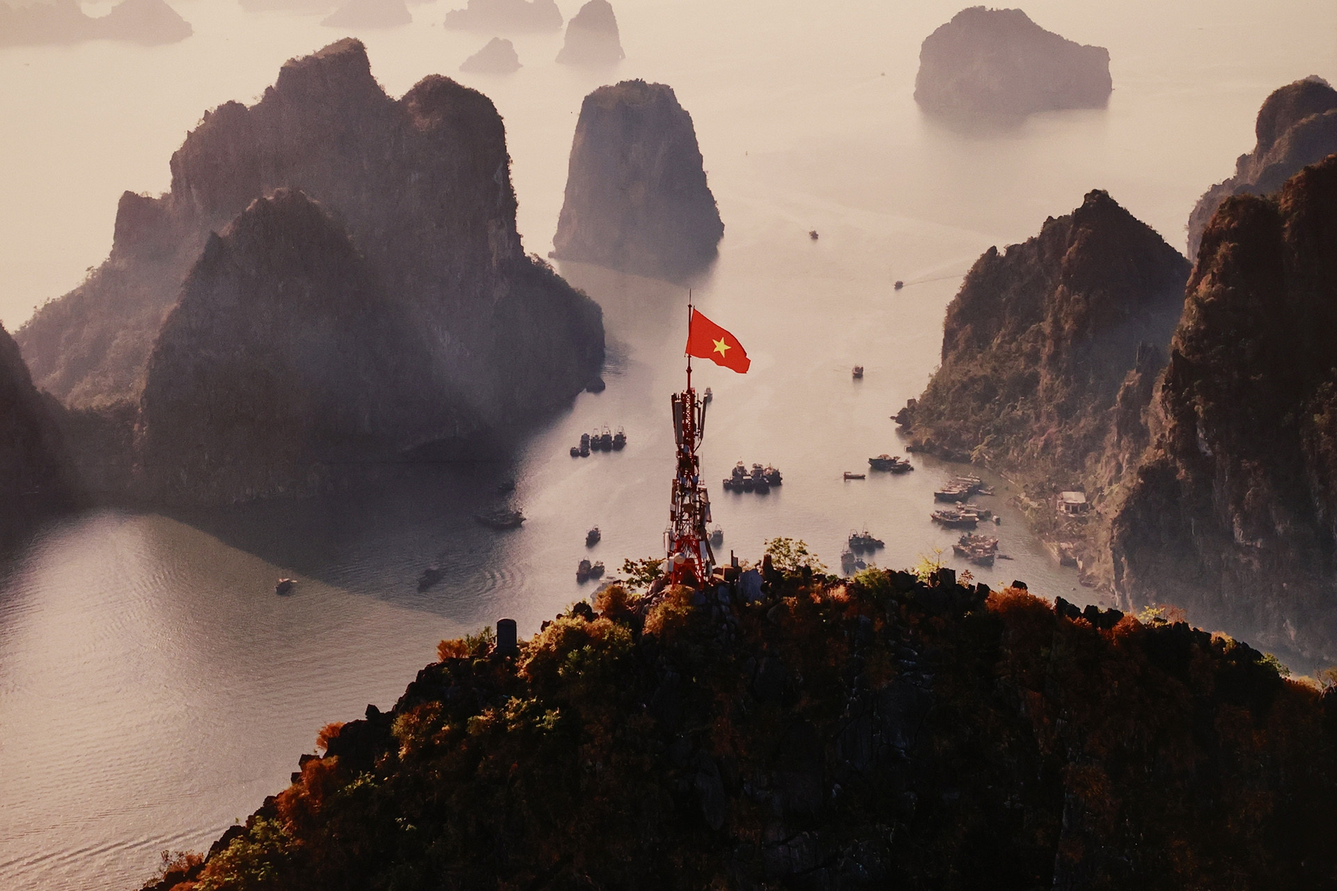 Ảnh 'Dưới bóng cờ Tổ quốc' giành giải Nhất thi ảnh Tổ quốc bên bờ sóng