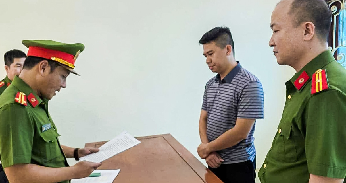 Bắt cán bộ địa chính ở Ninh Bình chiếm đoạt gần...