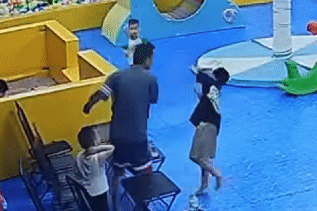 Bé trai 8 tuổi ở Hà Nội bị người lớn tát ù tai trong khu vui chơi