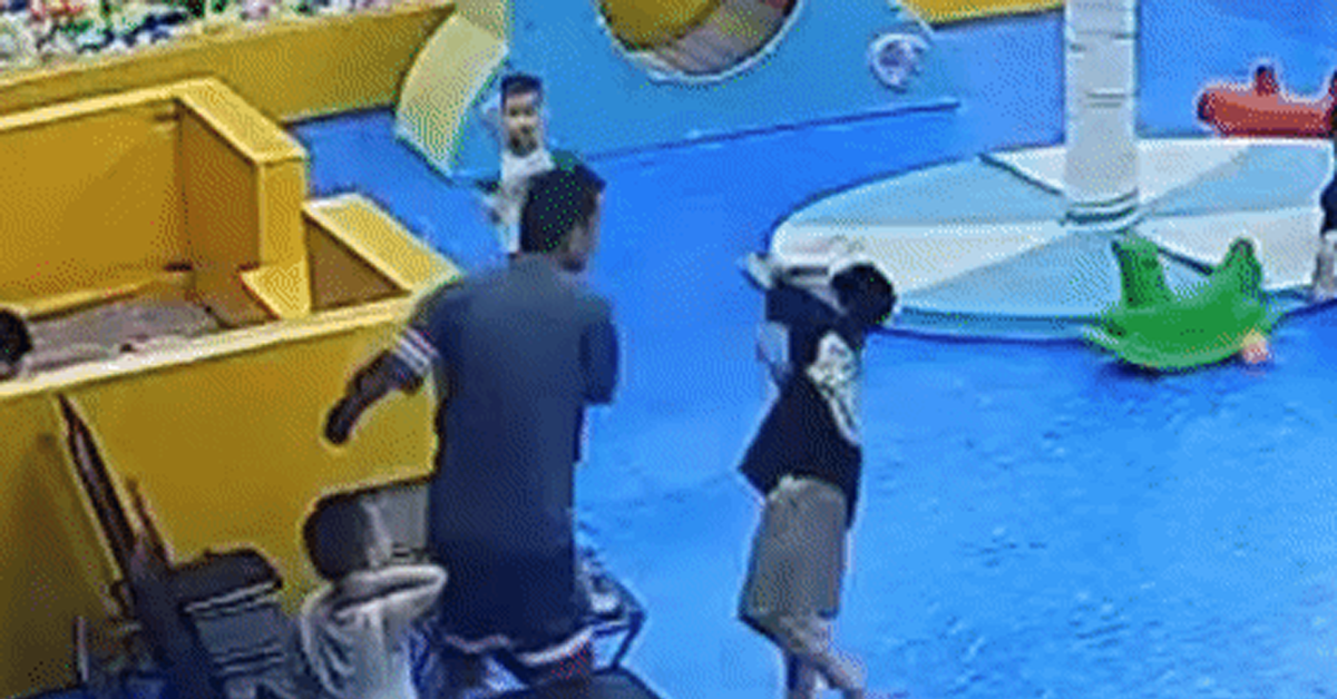 Bé trai 8 tuổi ở Hà Nội bị người lớn tát ù tai trong khu vui chơi