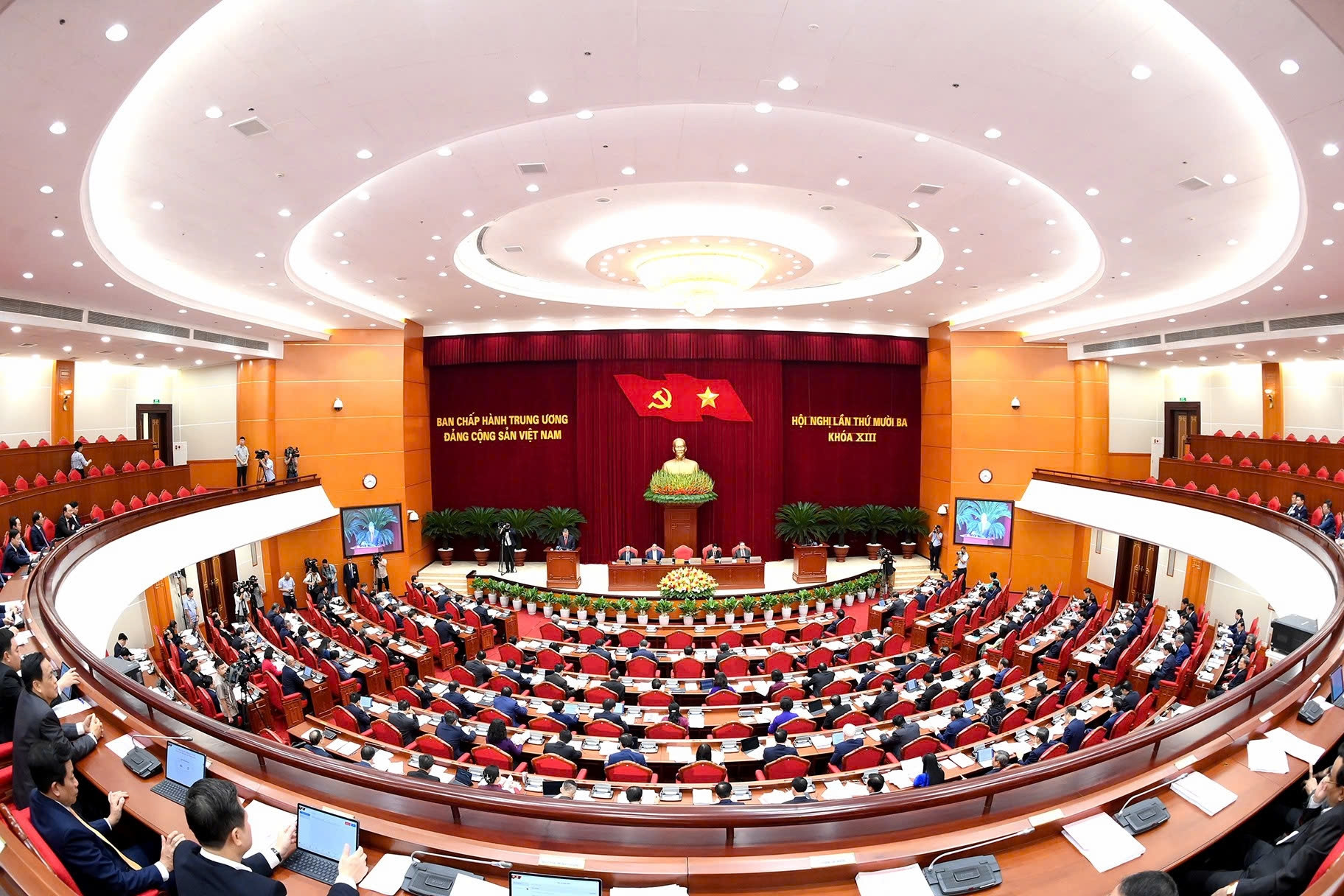 Bộ Chính trị quy định tiêu chuẩn giới thiệu cán bộ ứng cử chức vụ cao hơn