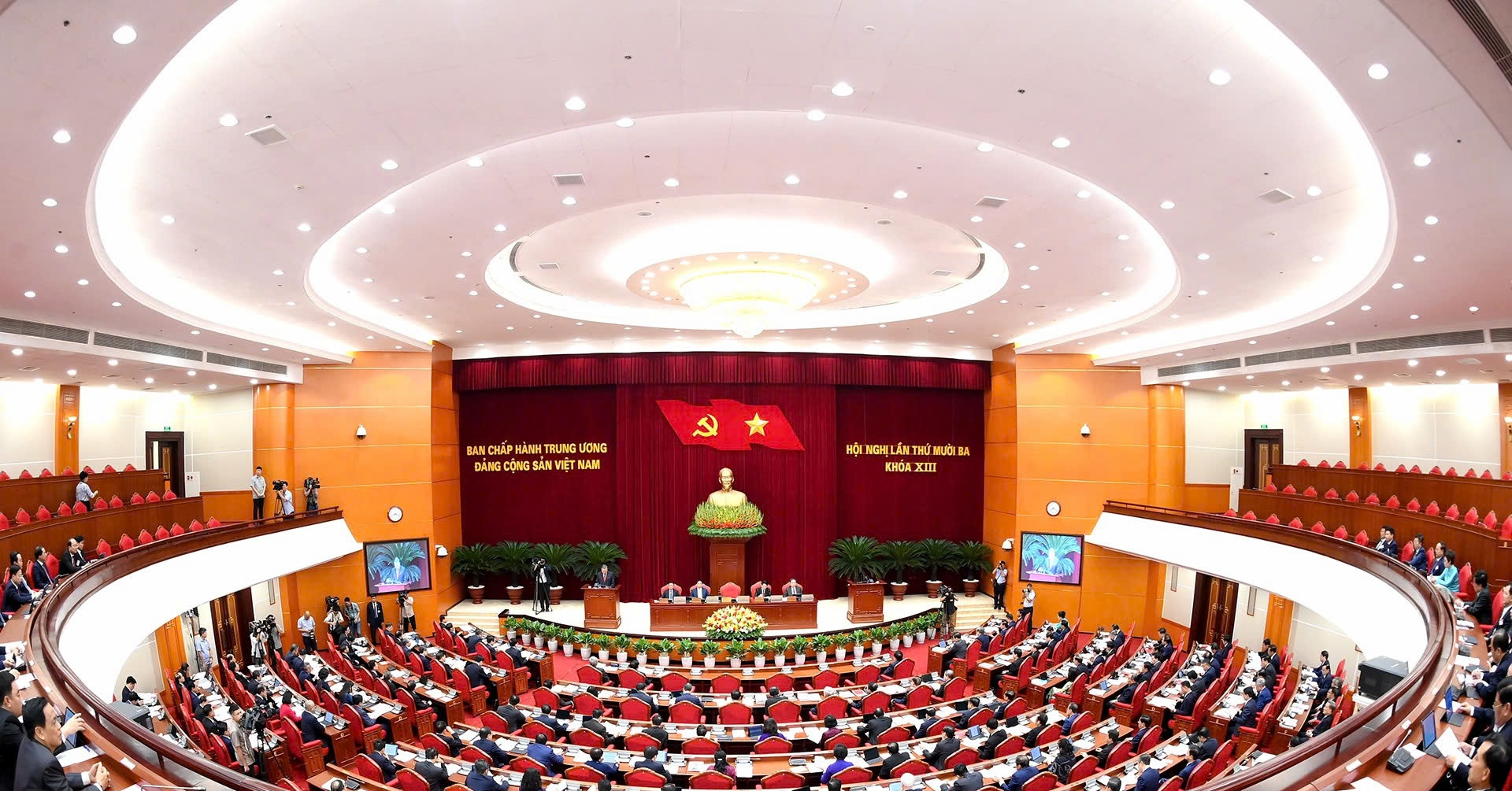 Bộ Chính trị quy định tiêu chuẩn giới thiệu cán bộ ứng cử chức vụ cao hơn