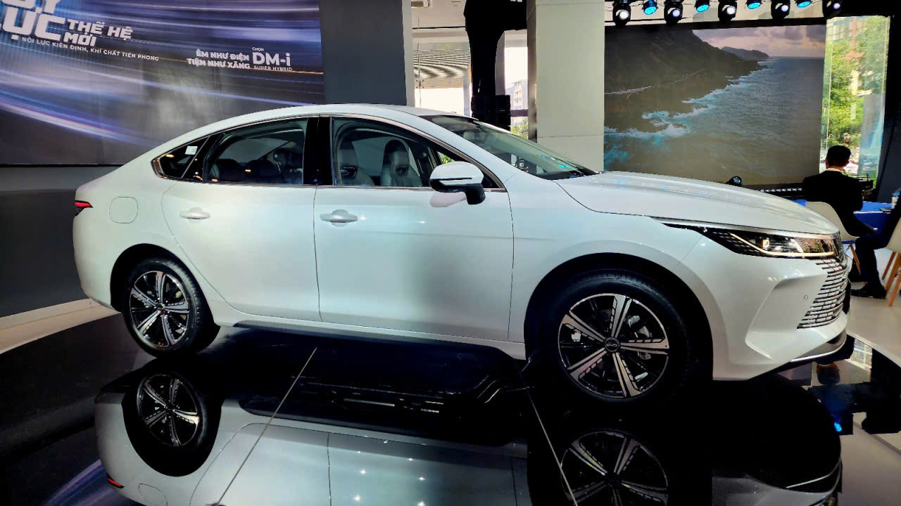 Xe BYD SEAL 5 có kích thước lớn của hạng C: dài: 4.780mm, rộng: 1.837mm, cao: 1.495mm. Chiều dài cơ sở: 2.718mm và khoảng sáng gầm khoảng 120mm