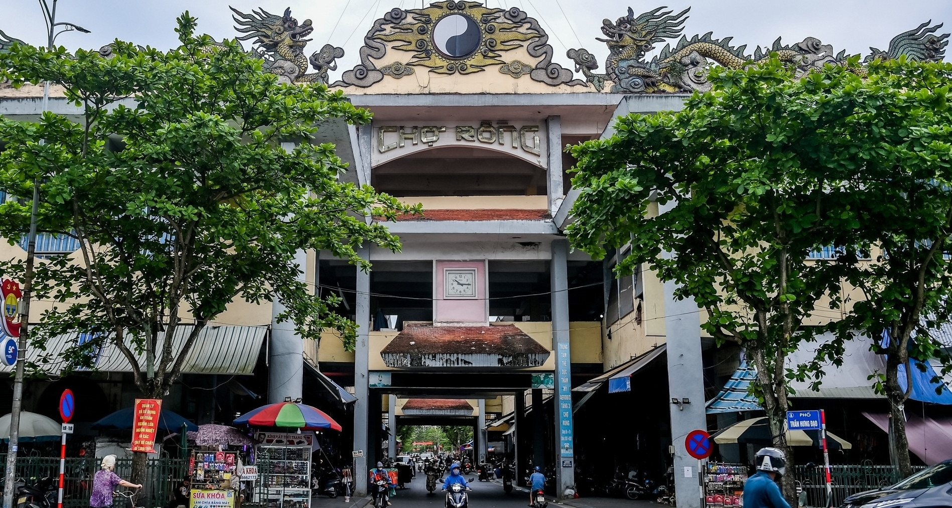 Chợ sầm uất bậc nhất miền Bắc: Bỏ tiền tỷ thuê ki-ốt, giờ ngồi mỏi cổ chờ khách