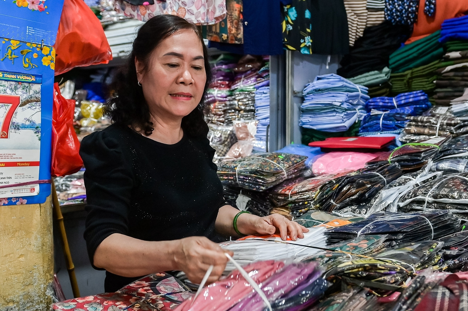 Chợ sầm uất bậc nhất miền Bắc: Bỏ tiền tỷ thuê ki-ốt, giờ ngồi mỏi cổ chờ khách