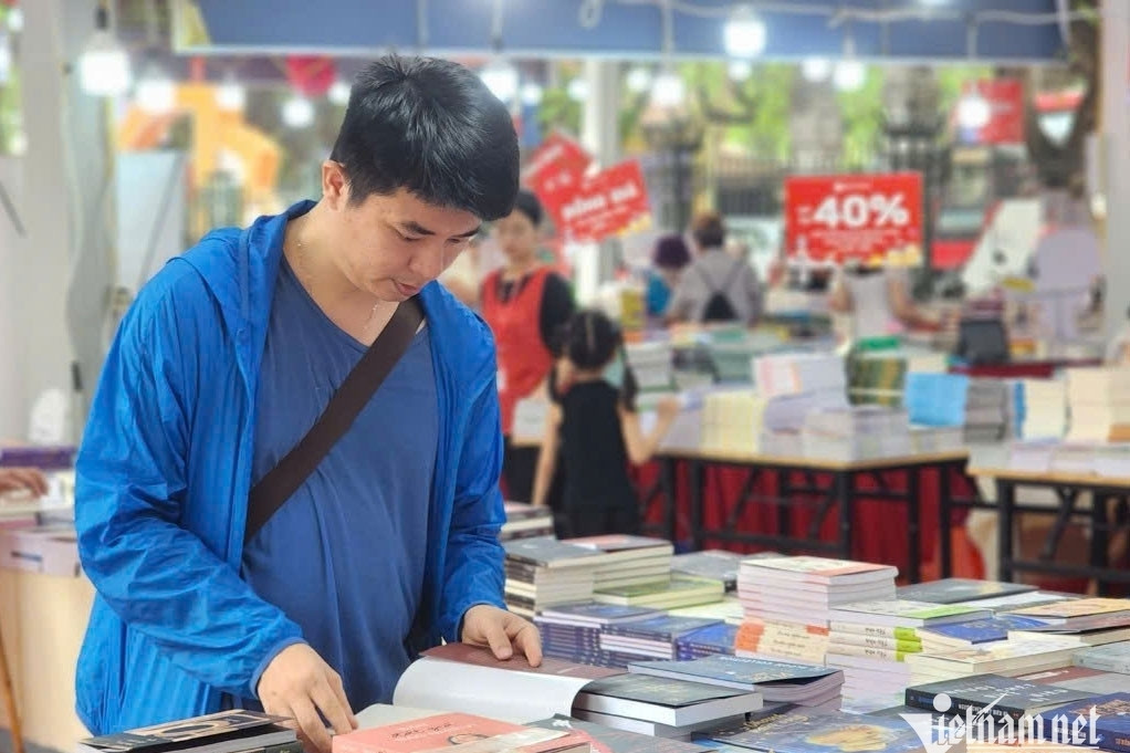 Có gì ở Hội Sách Hà Nội vừa khai mạc ở khu vực Hồ Gươm?