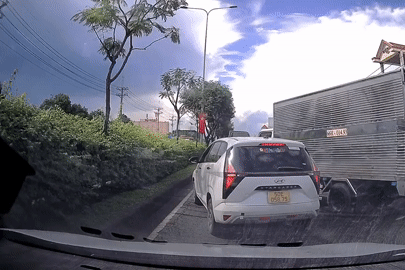 CSGT mời làm việc 2 tài xế vụ xe tải ép ô tô, đập kính giữa đường