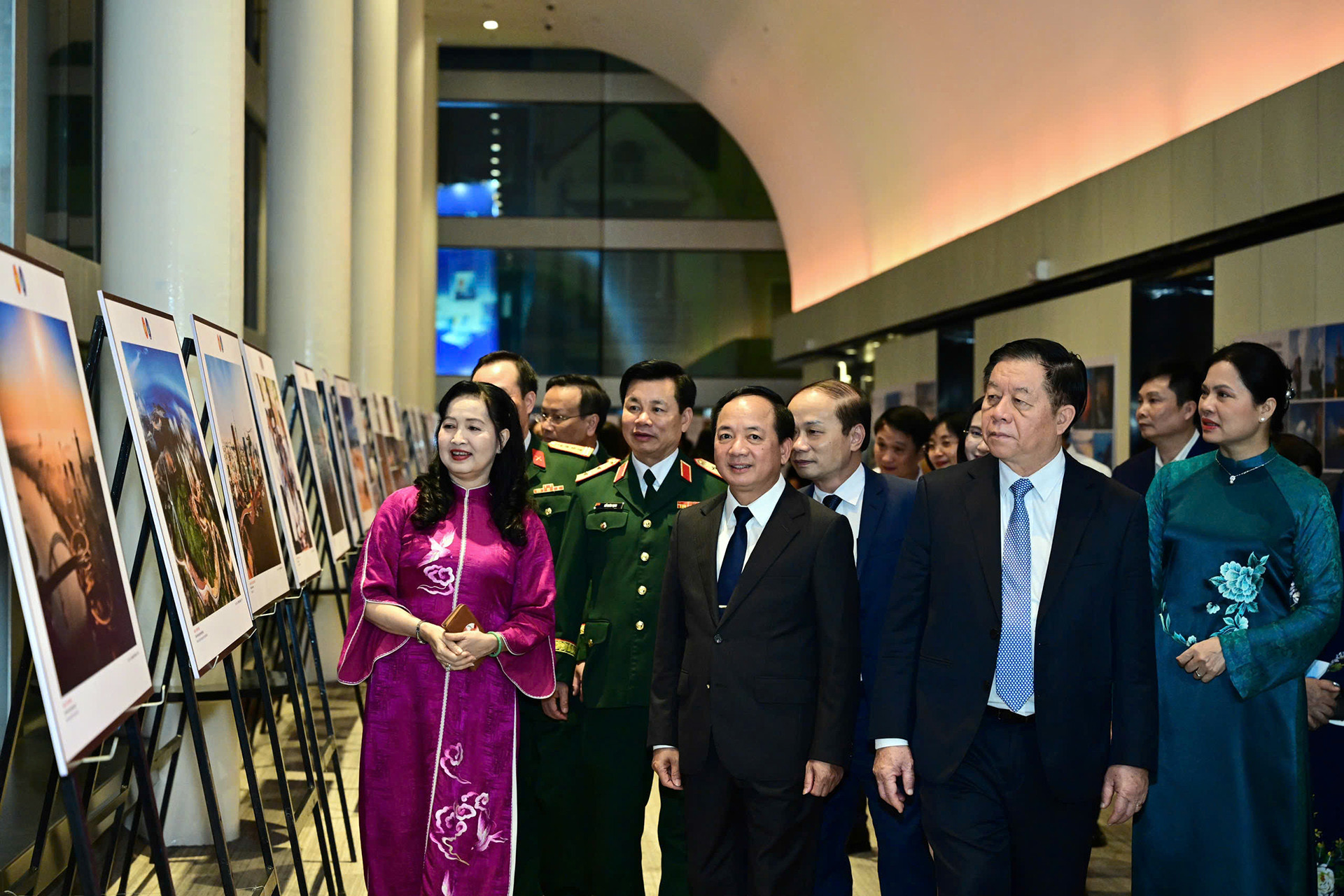 Đại biểu thăm quan.jpg