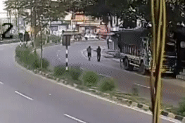 Đi bộ dưới lòng đường, cặp đôi suýt gặp nạn khi xe buýt mất lái ầm ầm lao tới