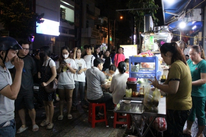 Giữa đêm, khách xếp hàng dài chờ ăn hủ tiếu ở vỉa hè TPHCM