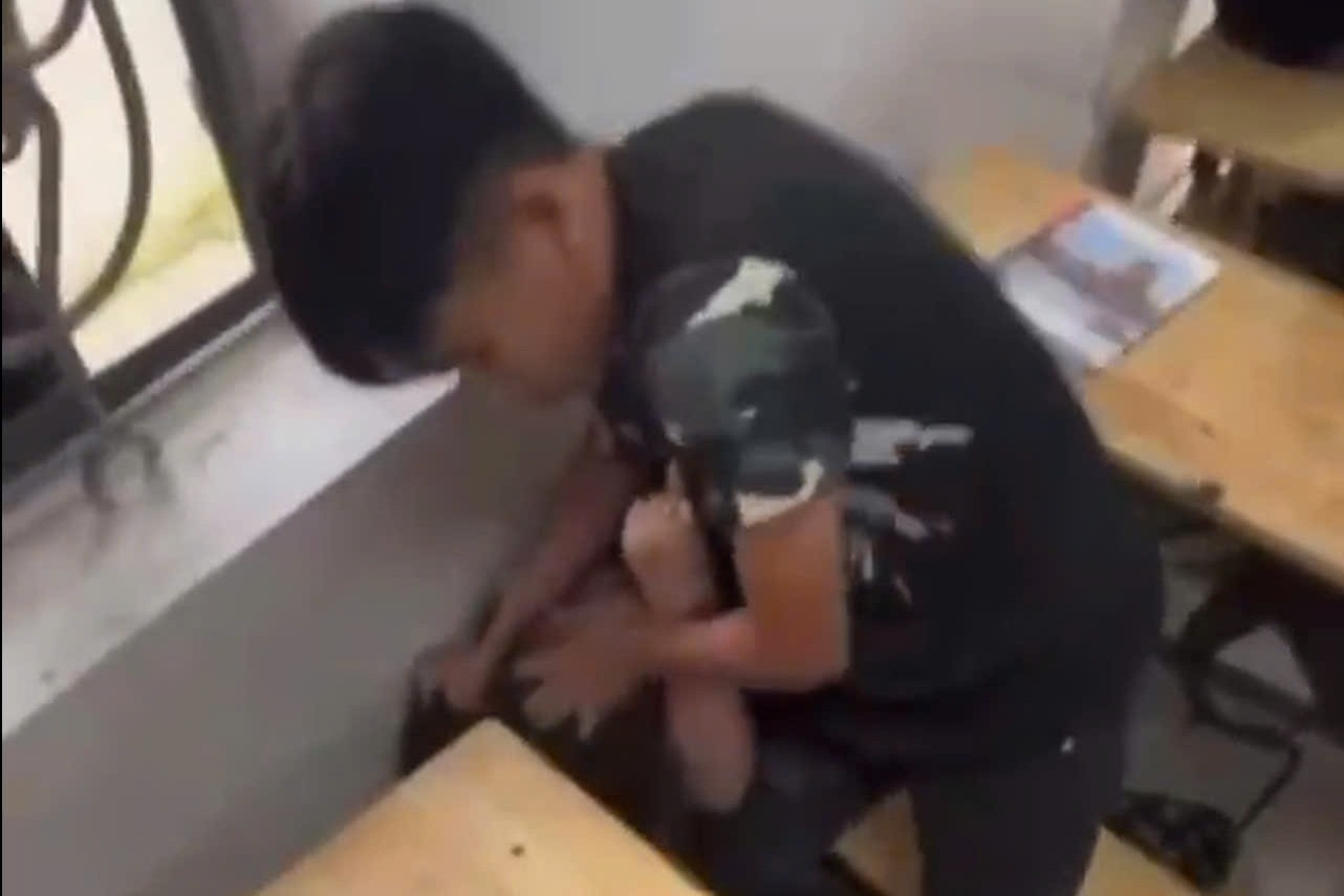 Nữ sinh bị bạn nam túm tóc đánh trong lớp học