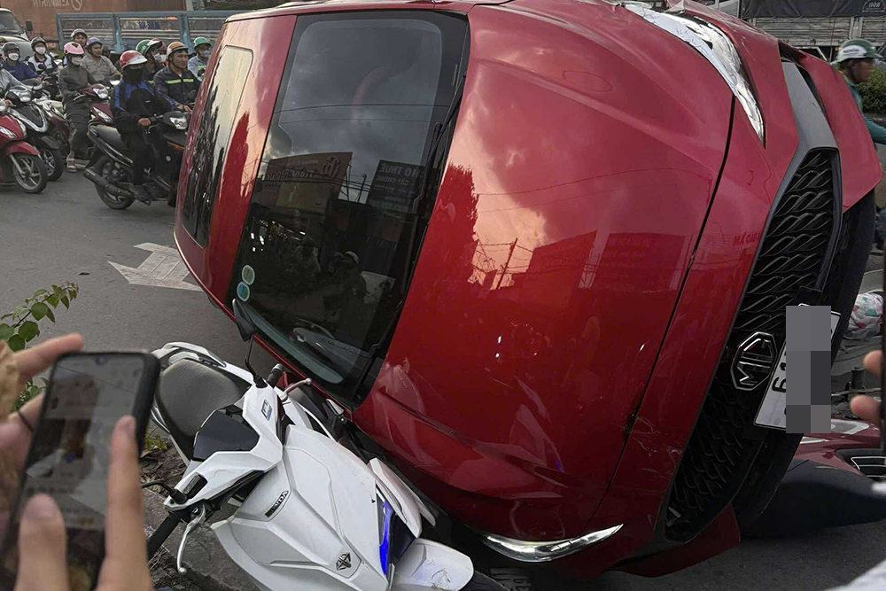 Ô tô mất lái tông hàng loạt xe máy dừng đèn đỏ ở TPHCM