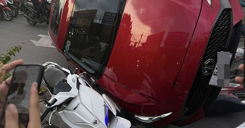 Ô tô mất lái tông hàng loạt xe máy dừng đèn đỏ ở TPHCM