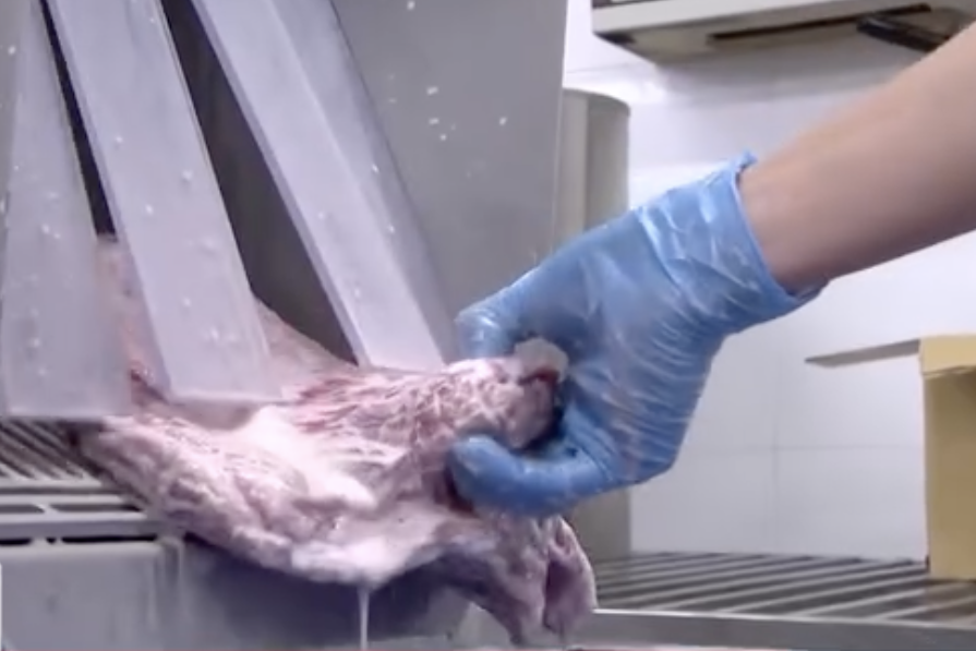 'Phù phép' thịt trâu Ấn Độ giá rẻ thành bò Wagyu thượng hạng, thu lãi khủng