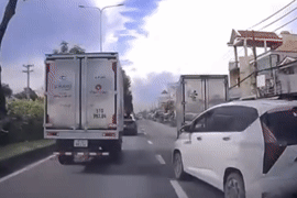 Rượt đuổi trên đường, tài xế chặn đầu đập kính ô tô ở TPHCM