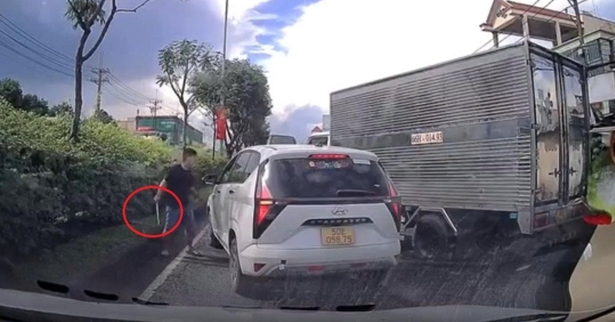 Rượt đuổi trên đường, tài xế chặn đầu đập kính ô tô ở TPHCM