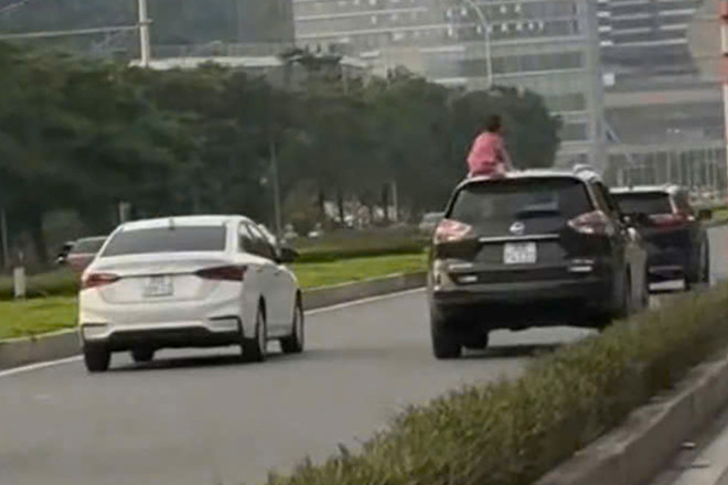 Cảnh sát xử phạt nữ tài xế để trẻ em ngồi trên nóc ô tô đang chạy ở Hà Nội