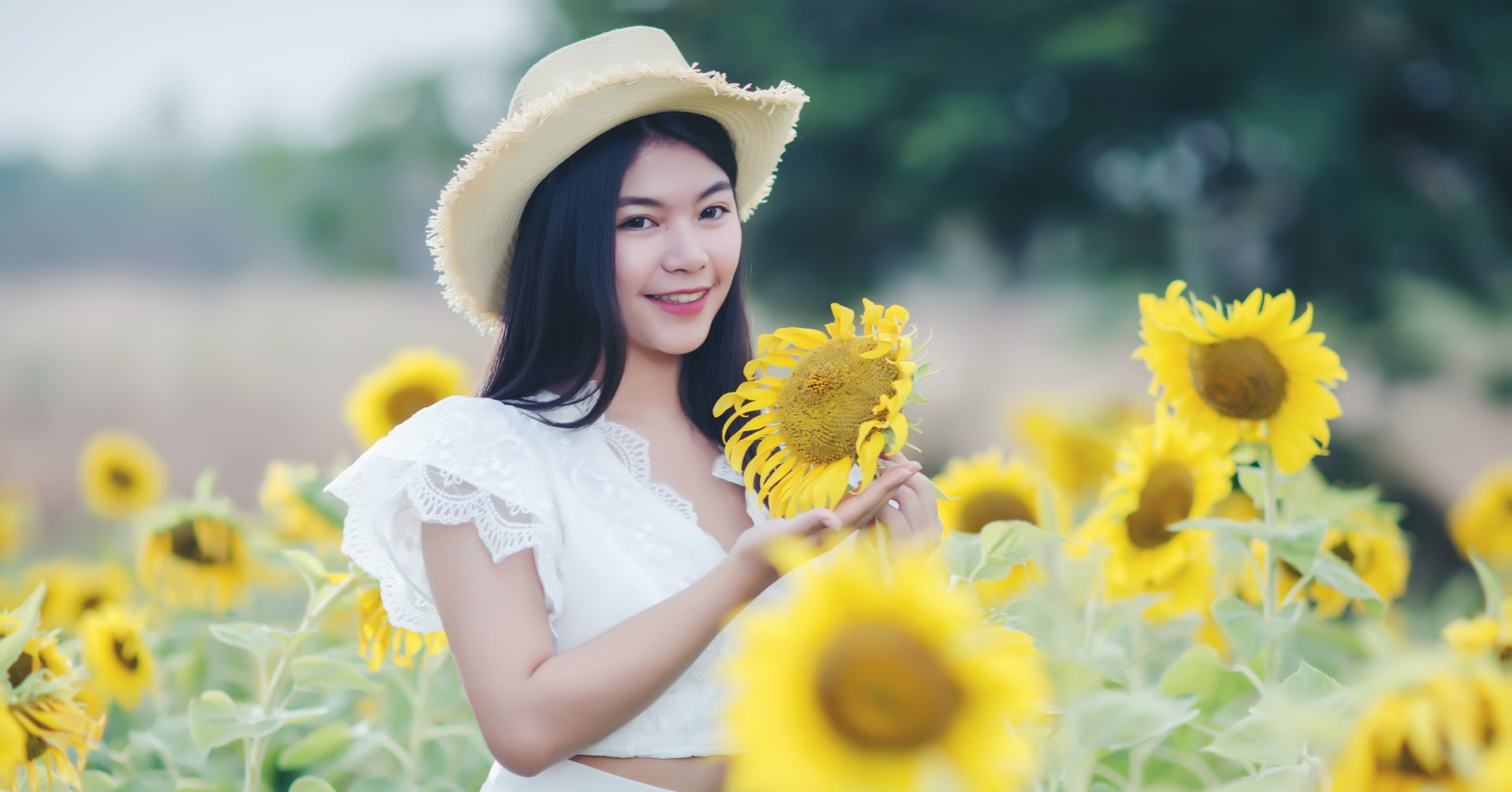 Lời chúc ngày 20/10 cảm động bố mẹ dành cho con gái yêu năm 2025