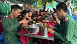 Ấm tình quân dân qua “bữa cơm nghĩa tình” cho hoàn cảnh khó khăn tại Côn Đảo.jpg