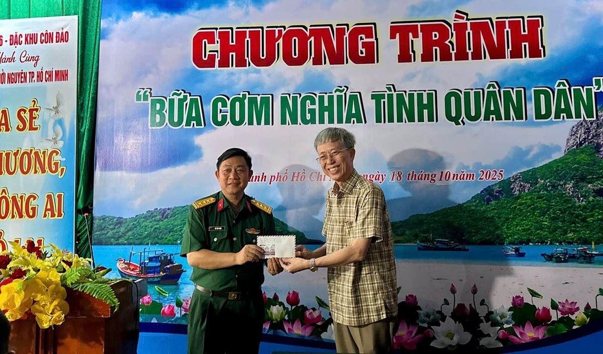 Ấm tình quân dân qua “bữa cơm nghĩa tình” cho hoàn cảnh khó khăn tại Côn Đảo.jpg