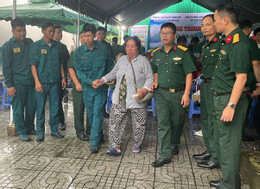 Ấm tình quân dân qua “bữa cơm nghĩa tình” cho hoàn cảnh khó khăn tại Côn Đảo..jpg
