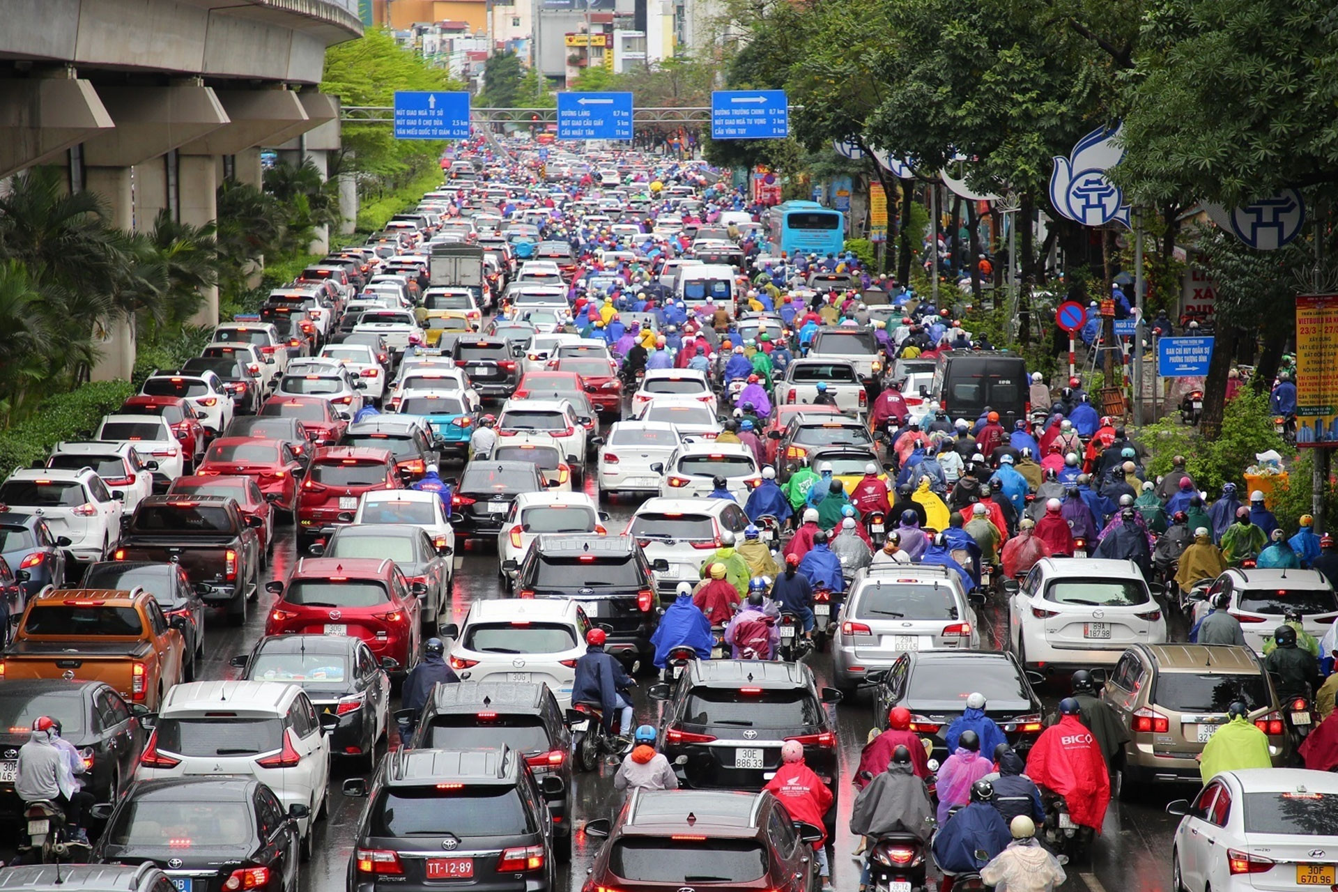 Bắt buộc có làn xe máy riêng: Giải pháp chấm dứt tình trạng bị ô tô 'cướp đường'