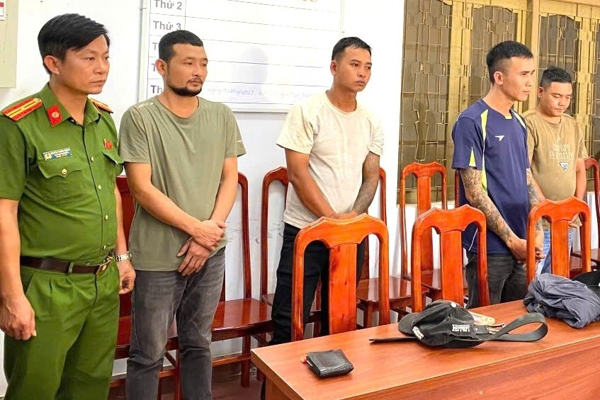 Bắt giam 4 đối tượng đánh tài xế ô tô để tranh giành khách